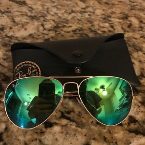 Green mirrored RayBans 💚